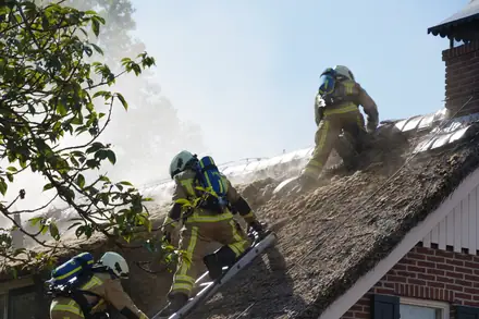Brand in rietgedekte boerderij Ees geblust — foto 2 van 2