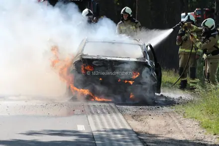 Auto brandt uit midden op de weg in Holsloot — foto 2 van 4