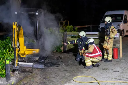 Minikraan in Roswinkel in de as gelegd; politie vermoedt brandstichting — foto 2 van 2