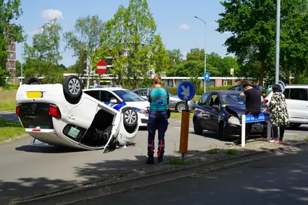 Auto op zijn dak na ongeval op de Laan van Iemenhees in Emmen (video) — foto 1 van 4