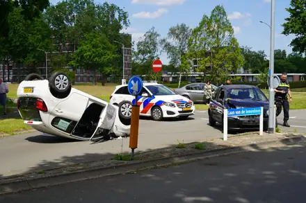 Auto op zijn dak na ongeval op de Laan van Iemenhees in Emmen (video) — foto 3 van 4