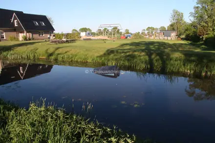 Auto kopje onder in Nieuweroord — foto 1 van 4