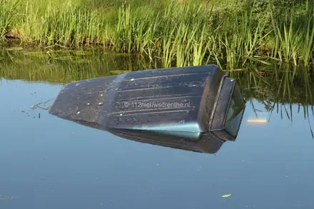 Auto kopje onder in Nieuweroord — foto 2 van 4