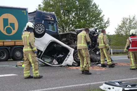 N34 afgesloten na ernstig ongeluk — foto 1 van 10
