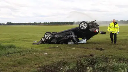 Auto over de kop in Emmer-Compascuum [Video] — foto 2 van 4