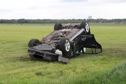 Auto over de kop in Emmer-Compascuum [Video] — foto 4 van 4