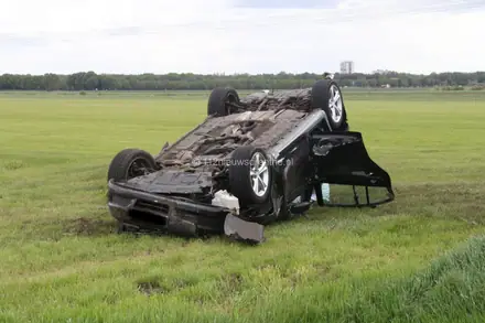 Auto over de kop in Emmer-Compascuum [Video] — foto 1 van 4
