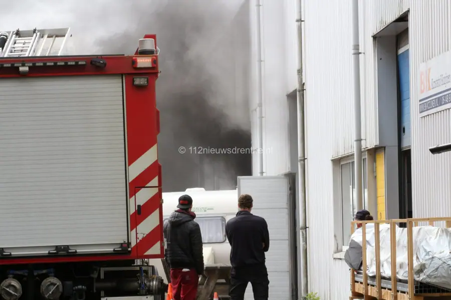Brand bij bedrijf aan Eerste Bokslootweg in Emmen; ook ambulance ter plaatse