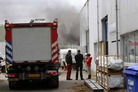 Brand bij bedrijf aan Eerste Bokslootweg in Emmen; ook ambulance ter plaatse — foto 2 van 6