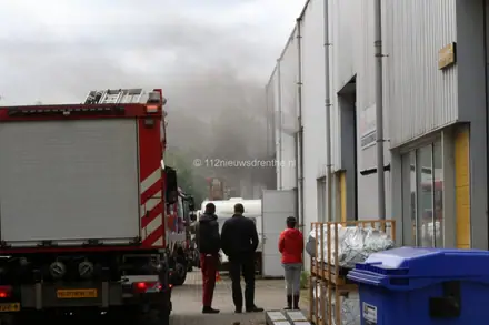 Brand bij bedrijf aan Eerste Bokslootweg in Emmen; ook ambulance ter plaatse — foto 3 van 6