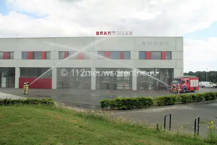 Brandweerkazernes eren en herdenken omgekomen brandweermensen — foto 1 van 3