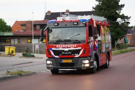 Brandweer blust bermbrand aan de Middenweg in Emmer-Compascuum — foto 2 van 8