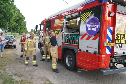 Brandweer blust bermbrand aan de Middenweg in Emmer-Compascuum — foto 6 van 8