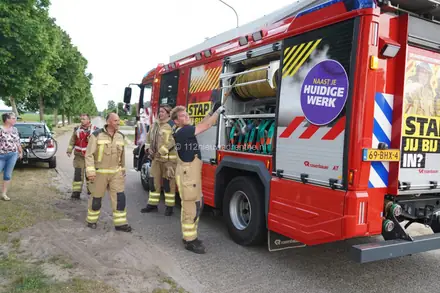 Brandweer blust bermbrand aan de Middenweg in Emmer-Compascuum — foto 3 van 8