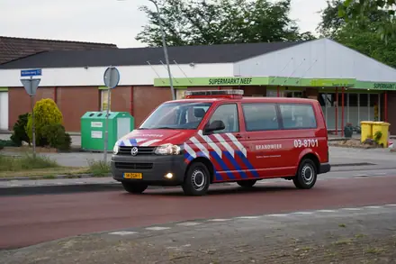 Brandweer blust bermbrand aan de Middenweg in Emmer-Compascuum — foto 7 van 8