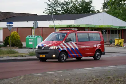Brandweer blust bermbrand aan de Middenweg in Emmer-Compascuum — foto 4 van 8