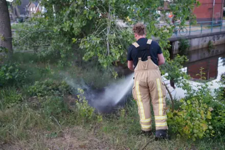 Brandweer blust bermbrand aan de Middenweg in Emmer-Compascuum — foto 8 van 8