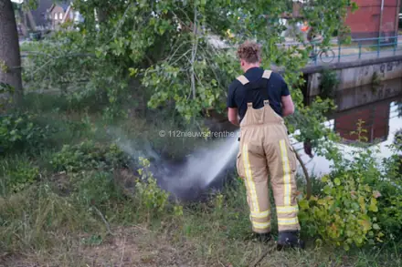 Brandweer blust bermbrand aan de Middenweg in Emmer-Compascuum — foto 1 van 8