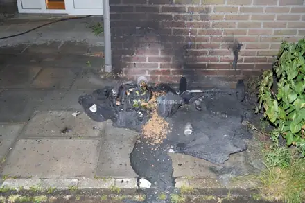Inwoners Emmer-Compascuum schrikken wakker van containerbrand — foto 2 van 6