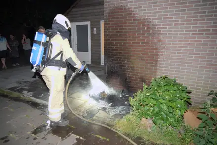Inwoners Emmer-Compascuum schrikken wakker van containerbrand — foto 5 van 6