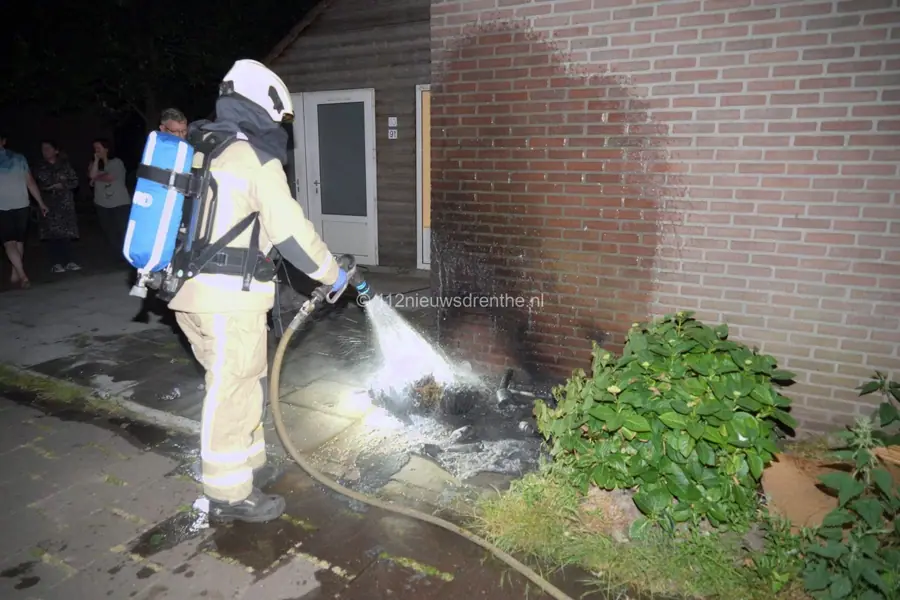 Inwoners Emmer-Compascuum schrikken wakker van containerbrand