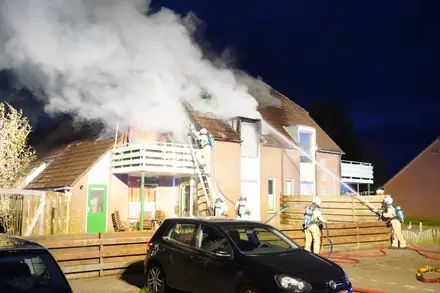 Update: Vier woningen onbewoonbaar verklaard na grote brand in Veenoord — foto 12 van 12