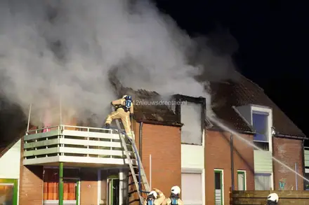 Update: Vier woningen onbewoonbaar verklaard na grote brand in Veenoord — foto 1 van 12