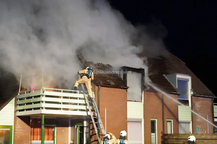 Update: Vier woningen onbewoonbaar verklaard na grote brand in Veenoord