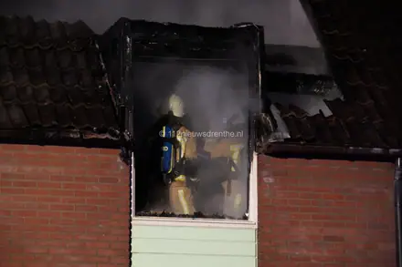 Update: Vier woningen onbewoonbaar verklaard na grote brand in Veenoord — foto 7 van 12