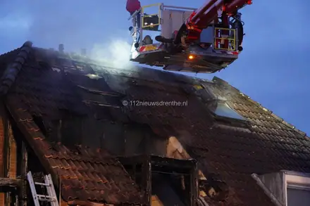 Update: Vier woningen onbewoonbaar verklaard na grote brand in Veenoord — foto 11 van 12
