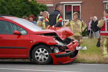 Twee auto’s botsen frontaal op elkaar in Emmer-Compascuum: één gewonde — foto 2 van 8