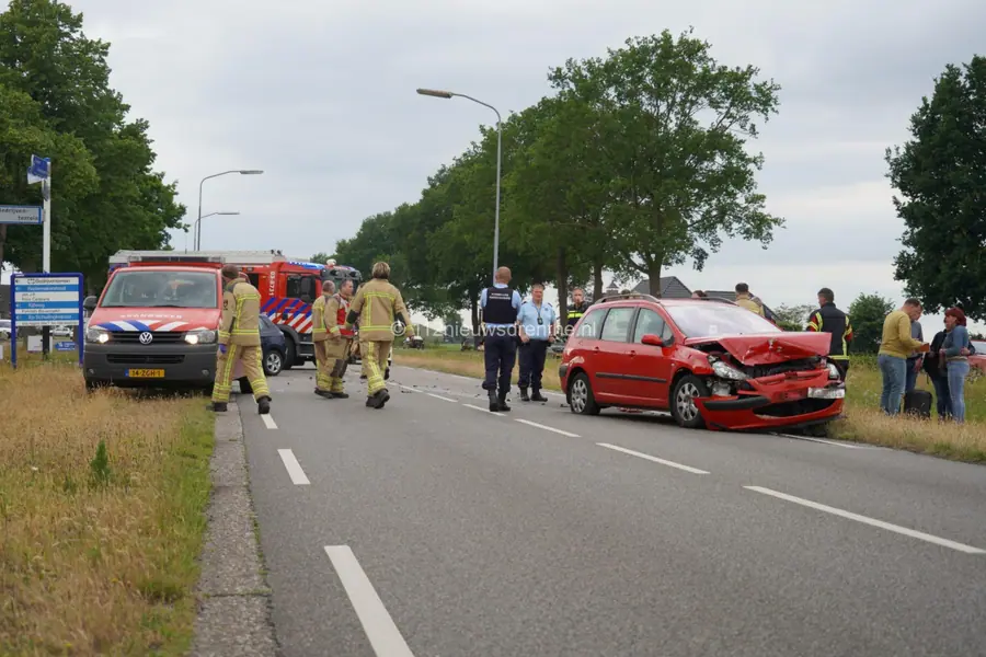 Twee auto’s botsen frontaal op elkaar in Emmer-Compascuum: één gewonde