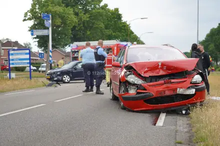 Twee auto’s botsen frontaal op elkaar in Emmer-Compascuum: één gewonde — foto 3 van 8