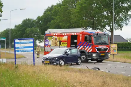 Twee auto’s botsen frontaal op elkaar in Emmer-Compascuum: één gewonde — foto 8 van 8