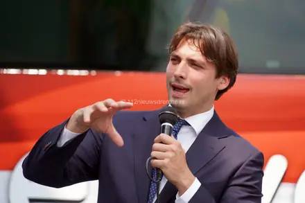 Thierry Baudet in Klazienaveen voor FVD (forum voor democratie) partij programma presenteren — foto 2 van 12