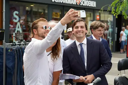 Thierry Baudet in Klazienaveen voor FVD (forum voor democratie) partij programma presenteren — foto 9 van 12