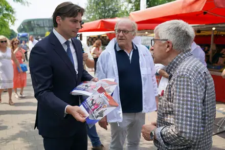 Thierry Baudet in Klazienaveen voor FVD (forum voor democratie) partij programma presenteren — foto 10 van 12