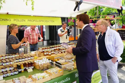 Thierry Baudet in Klazienaveen voor FVD (forum voor democratie) partij programma presenteren — foto 5 van 12
