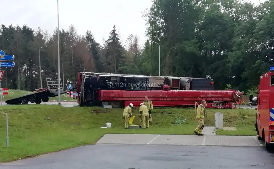 Telescoopkraan kantelt op rotonde, N386 afgesloten