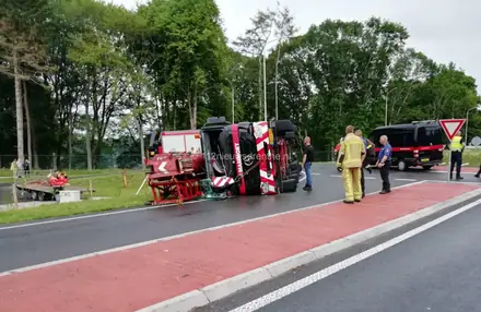 Telescoopkraan kantelt op rotonde, N386 afgesloten — foto 2 van 4
