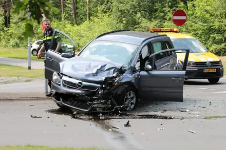 Vrouw gewond bij botsing op ‘beruchte’ kruising in Emmen — foto 2 van 12