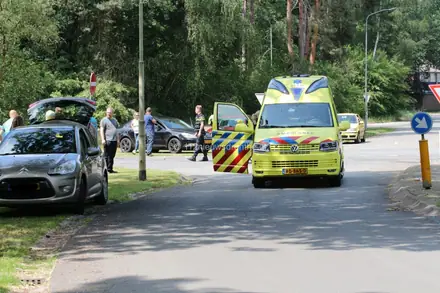 Vrouw gewond bij botsing op ‘beruchte’ kruising in Emmen — foto 4 van 12