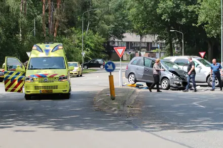 Vrouw gewond bij botsing op ‘beruchte’ kruising in Emmen — foto 12 van 12