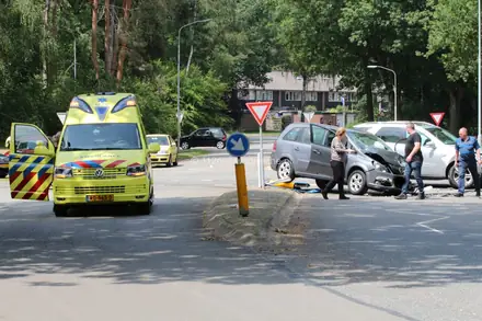 Vrouw gewond bij botsing op ‘beruchte’ kruising in Emmen — foto 5 van 12