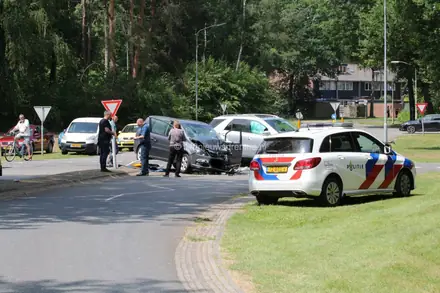 Vrouw gewond bij botsing op ‘beruchte’ kruising in Emmen — foto 6 van 12