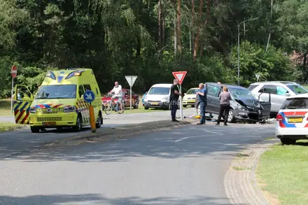 Vrouw gewond bij botsing op ‘beruchte’ kruising in Emmen — foto 7 van 12