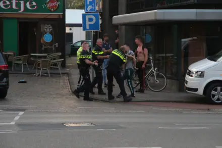 Twee personen aangehouden na vechtpartij in kroeg in Emmen [Video] — foto 11 van 12