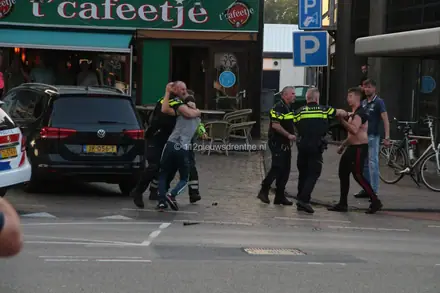 Agent raakt gewond bij vechtpartij in Emmen — foto 1 van 2