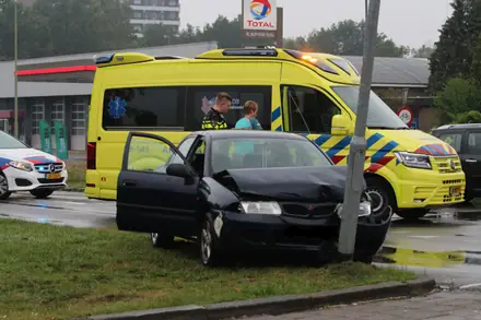 Twee voertuigen botsen op beruchte kruising Angelslo — foto 4 van 6