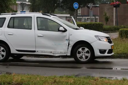 Twee voertuigen botsen op beruchte kruising Angelslo — foto 5 van 6